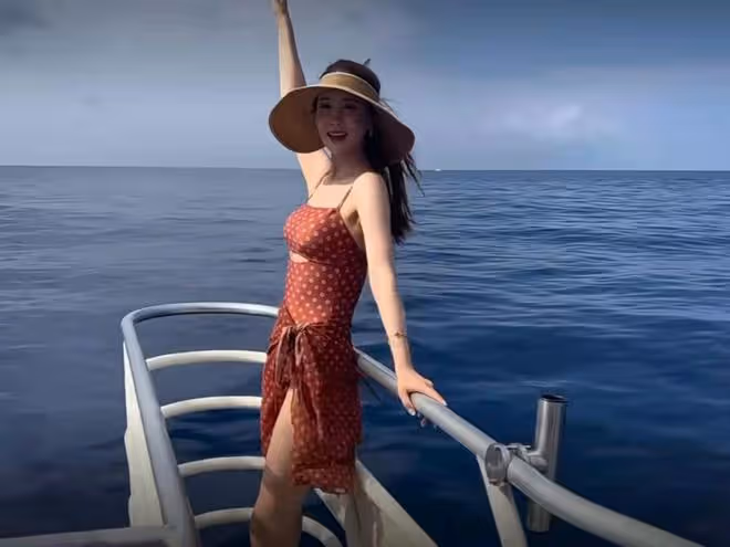 李多海夏威夷悠閒度假!穿高開叉泳裝秀美腿,沙灘上奔跑身材火辣