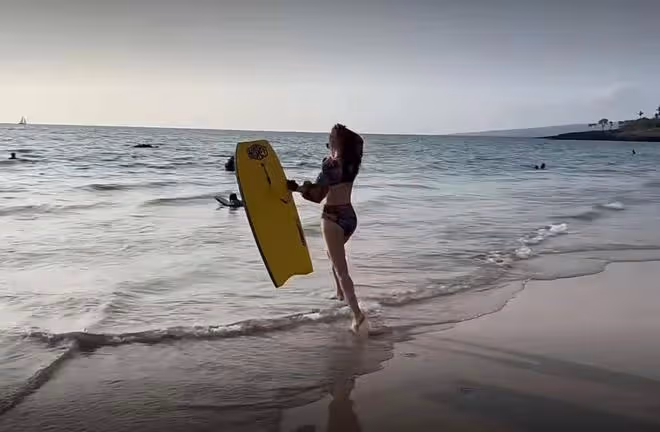 李多海夏威夷悠閒度假!穿高開叉泳裝秀美腿,沙灘上奔跑身材火辣