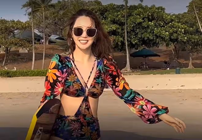 李多海夏威夷悠閒度假!穿高開叉泳裝秀美腿,沙灘上奔跑身材火辣