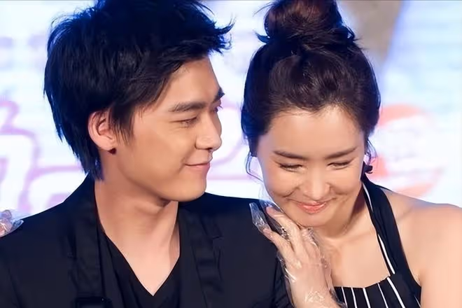 李多海夏威夷悠閒度假!穿高開叉泳裝秀美腿,沙灘上奔跑身材火辣