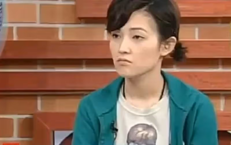 從歌後到魔女,她為頂客男友摘除子宮後分手,今45歲不婚不孕:原生家庭影響一生.