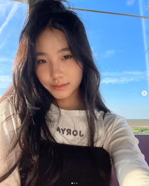 小s14歲女兒曬自拍,成熟嫵媚美艷十足,連新姨夫都來捧場!