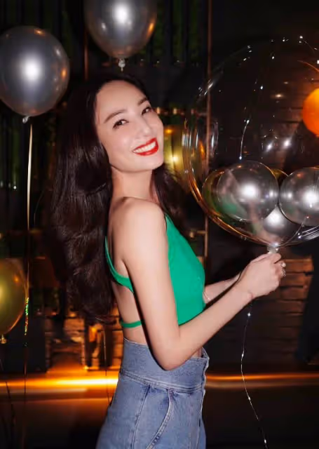 最幸福的浪姐,鄭希怡曬燭光晚餐,被老公疼愛多年,一瞥一笑超甜