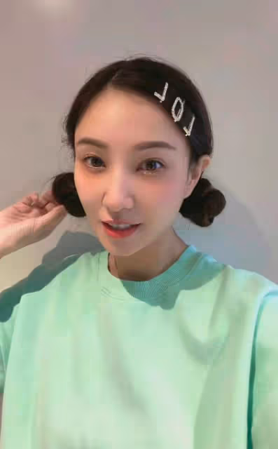 最幸福的浪姐,鄭希怡曬燭光晚餐,被老公疼愛多年,一瞥一笑超甜