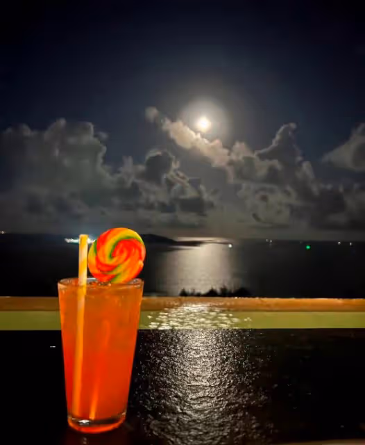 最幸福的浪姐,鄭希怡曬燭光晚餐,被老公疼愛多年,一瞥一笑超甜