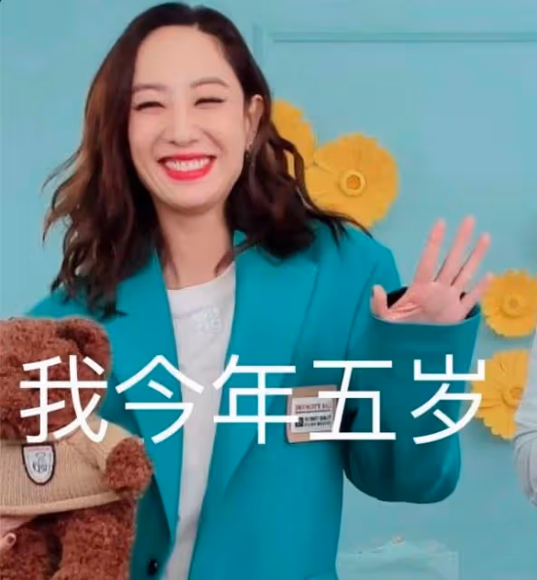 最幸福的浪姐,鄭希怡曬燭光晚餐,被老公疼愛多年,一瞥一笑超甜