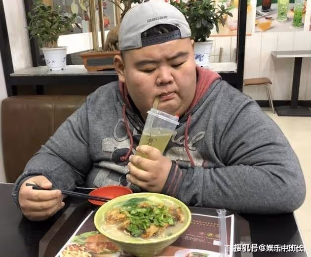 他是中國第一胖子,重668斤,為愛減掉400斤,如今怎樣了