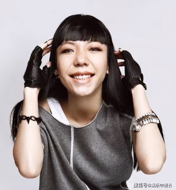 短短8年，從頂流淪落到小縣城演唱，吳莫愁究竟得罪了誰？