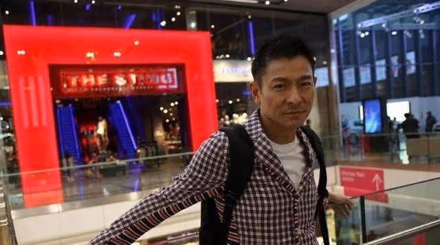 一代天王劉德華尖酸刻薄？身價超百億，父母、姐姐生活簡樸