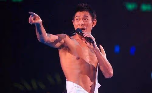 一代天王劉德華尖酸刻薄?身價超百億,父母、姐姐生活簡樸
