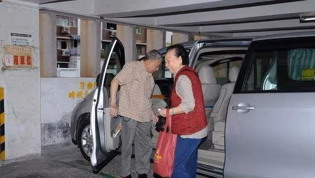 一代天王劉德華尖酸刻薄?身價超百億,父母、姐姐生活簡樸