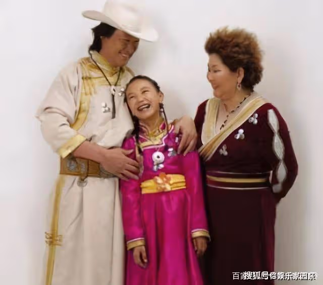 吉祥三寶14年後：爸爸去世，媽媽隱退，演女兒的英格瑪模樣大變
