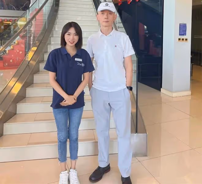 葛優現身4S店！被曝買下百萬豪車，與美女合影雙手插兜保持距離