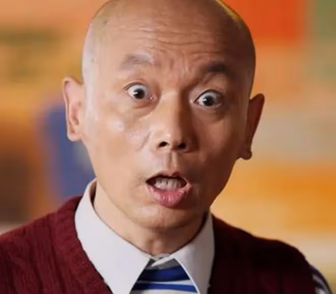 葛優現身4S店！被曝買下百萬豪車，與美女合影雙手插兜保持距離