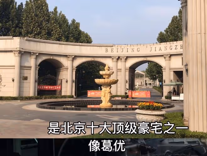 葛優現身4S店！被曝買下百萬豪車，與美女合影雙手插兜保持距離