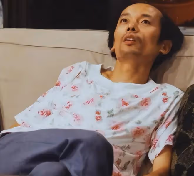 葛優現身4S店!被曝買下百萬豪車,與美女合影雙手插兜保持距離