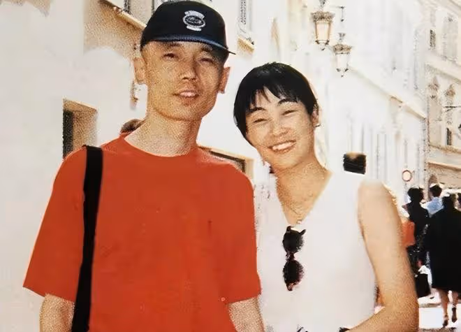 葛優現身4S店!被曝買下百萬豪車,與美女合影雙手插兜保持距離