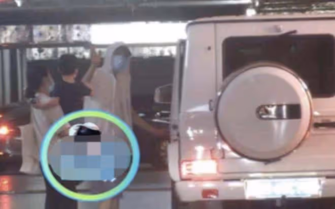 葛優現身4S店!被曝買下百萬豪車,與美女合影雙手插兜保持距離