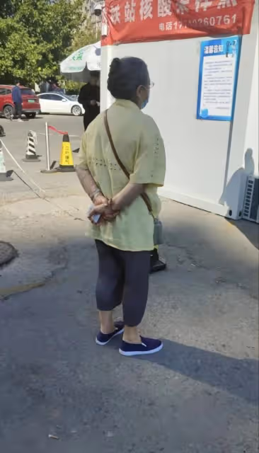 86歲李明啟做核酸被偶遇,著裝樸素腰杆筆直,與路人合影超和藹!