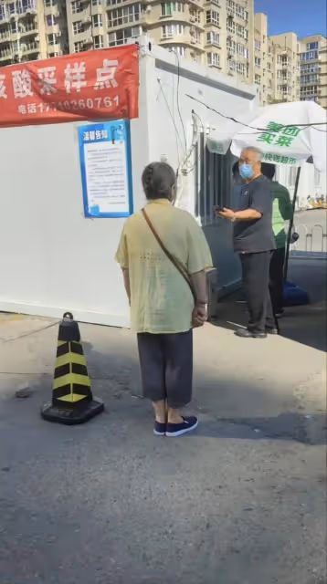 86歲李明啟做核酸被偶遇,著裝樸素腰杆筆直,與路人合影超和藹!