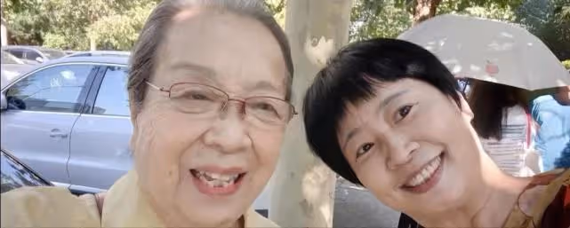 86歲李明啟做核酸被偶遇,著裝樸素腰杆筆直,與路人合影超和藹!