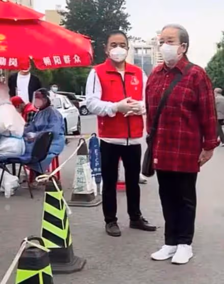 86歲李明啟做核酸被偶遇,著裝樸素腰杆筆直,與路人合影超和藹!