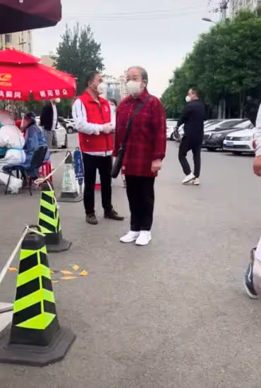 86歲李明啟做核酸被偶遇,著裝樸素腰杆筆直,與路人合影超和藹!