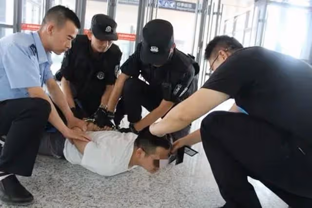 妻子穿瑜伽褲夜跑,被丈夫割鼻子,只因褲子有…
