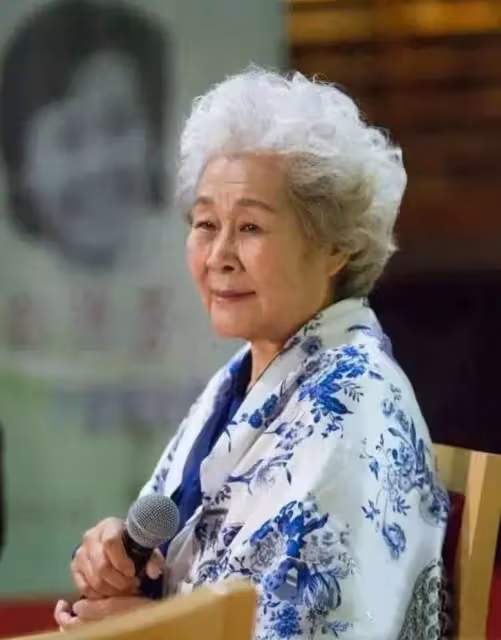 是兒女不孝?她牽手老伴「搬進養老院」86歲樂開懷 親吐原因「是我不想要他們」:怎麼勸都不回頭