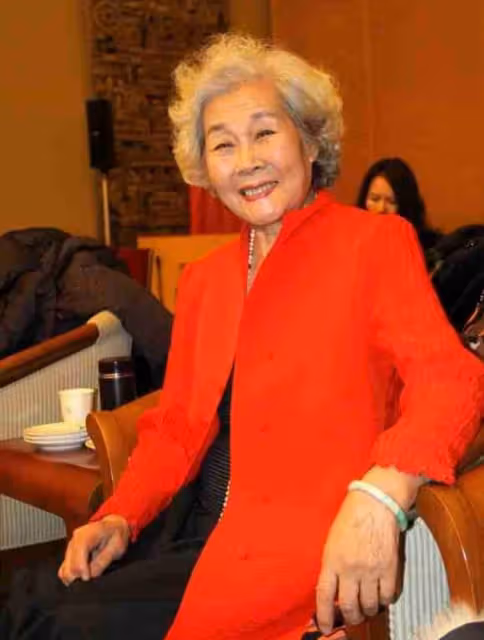是兒女不孝?她牽手老伴「搬進養老院」86歲樂開懷 親吐原因「是我不想要他們」:怎麼勸都不回頭