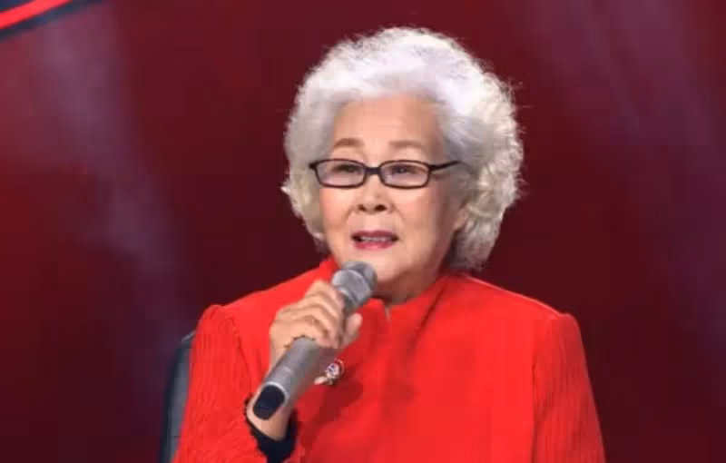 是兒女不孝?她牽手老伴「搬進養老院」86歲樂開懷 親吐原因「是我不想要他們」:怎麼勸都不回頭