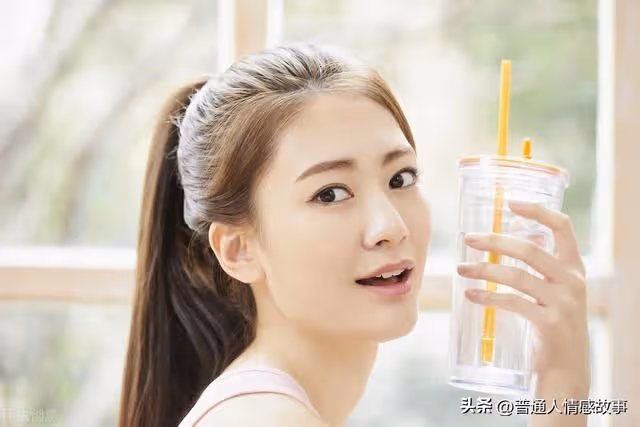 女同事請我幫她父母搬家,我猶豫了一下答應後,發現她父母很偉大