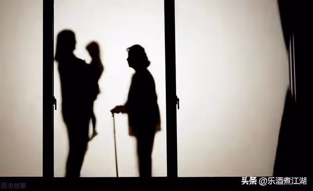 每月給岳母1千,帶娃2年的母親知道後翻臉了,我:你帶孩子應該的