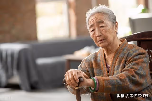 每月給岳母1千,帶娃2年的母親知道後翻臉了,我:你帶孩子應該的