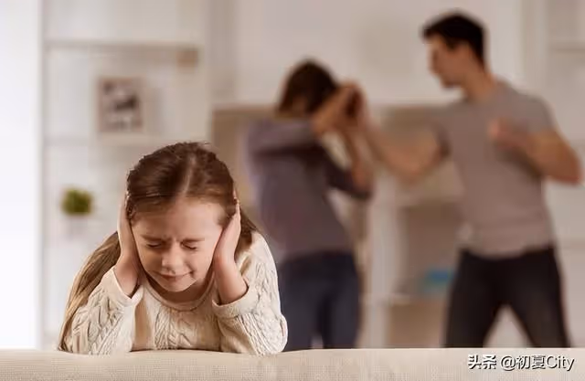 女兒,媽不行了,把房子賣了給我治病吧。誰是你女兒?