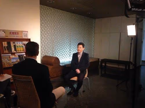 他曾被稱為「鬼子專業戶」,迎娶中國老婆,現在又改成了中國名字
