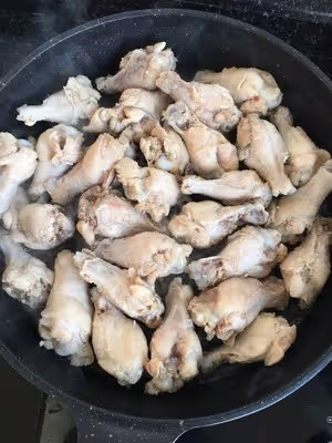 好吃到舔手指的「蒜香蜜汁雞翅根」👍