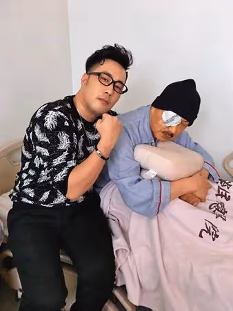 7月才小中風！余天遭目擊「連2天直奔榮總」走不出喪女之痛　余祥銓淚曝病況：「爸爸心理生病了」