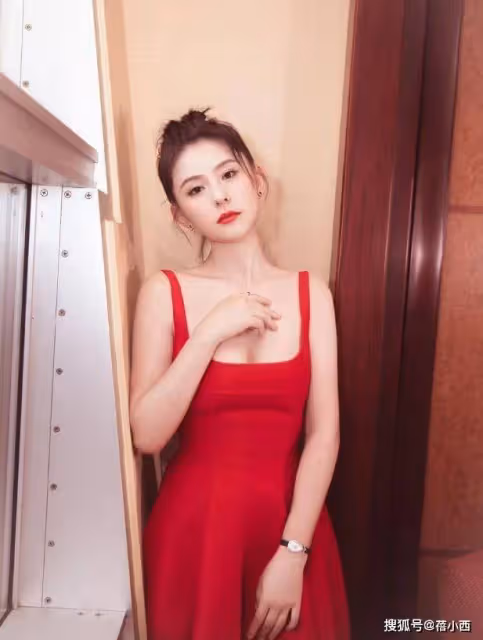 熱依扎身材真豐滿 穿弔帶連衣裙氣場全開