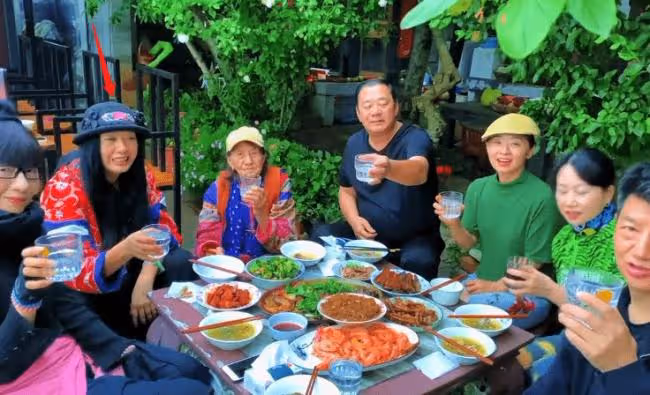 楊麗萍一家人吃團圓飯 三姐妹長相太相似