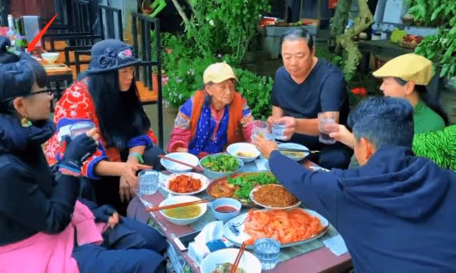 楊麗萍一家人吃團圓飯 三姐妹長相太相似