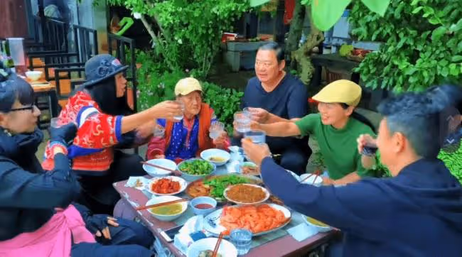 楊麗萍一家人吃團圓飯 三姐妹長相太相似