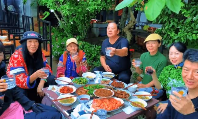 楊麗萍一家人吃團圓飯 三姐妹長相太相似