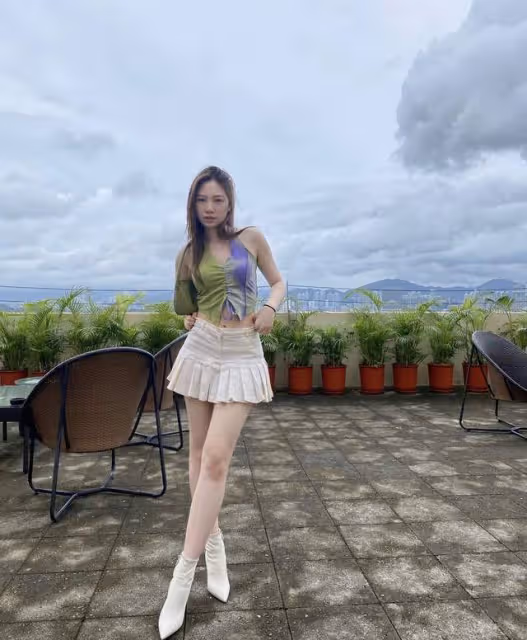 甄子丹18歲女兒曬照,穿緊身裙秀S型曲線身材火辣,110cm長腿搶鏡
