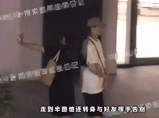 王凱深夜醉酒被美女攙扶,兩人動作親密似情侶,曾與蔣欣被曝結婚