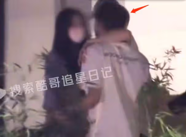 王凱深夜醉酒被美女攙扶,兩人動作親密似情侶,曾與蔣欣被曝結婚