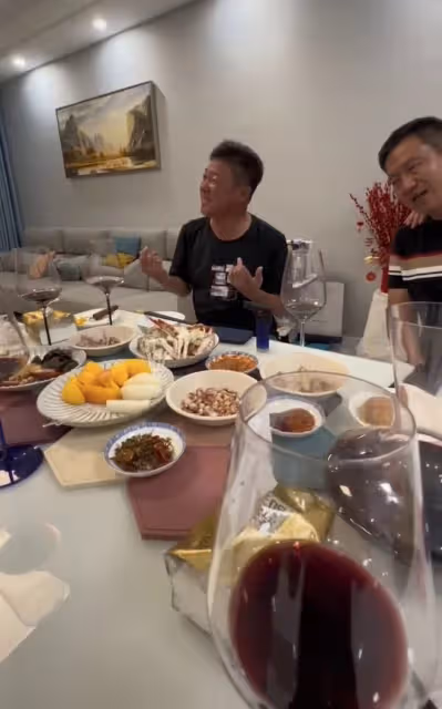 63歲姜育恆疑回山東老家!興奮喝酒滿臉通紅,6人吃4盤菜太儉樸