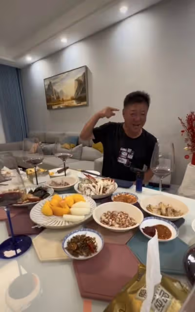 63歲姜育恆疑回山東老家!興奮喝酒滿臉通紅,6人吃4盤菜太儉樸