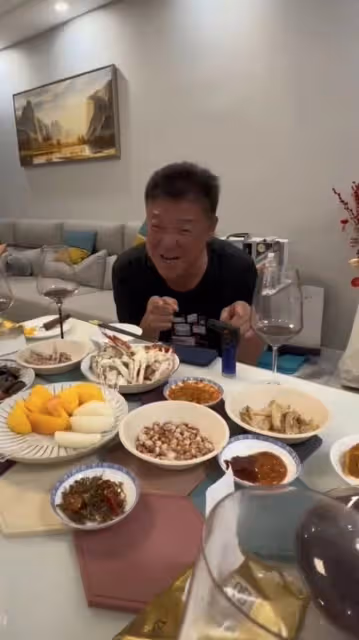 63歲姜育恆疑回山東老家!興奮喝酒滿臉通紅,6人吃4盤菜太儉樸