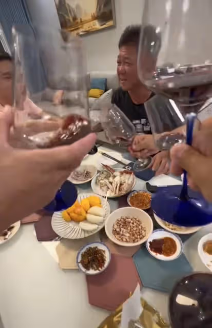 63歲姜育恆疑回山東老家!興奮喝酒滿臉通紅,6人吃4盤菜太儉樸
